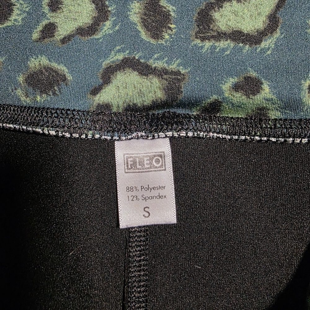 Fleo Shorts - Picture 2 of 3